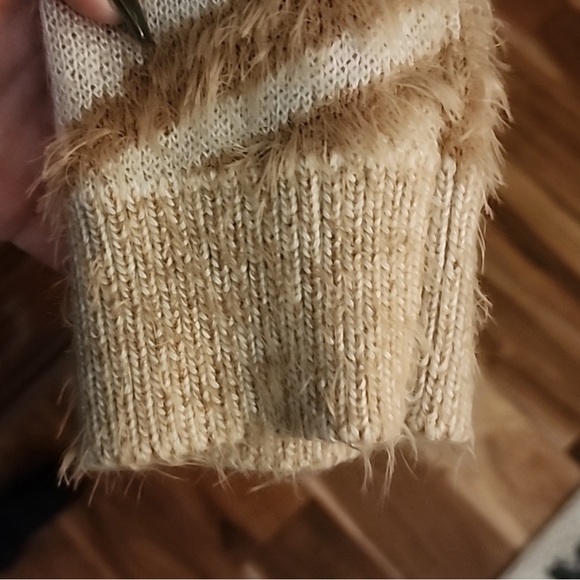 Grace and Lace sweater - Picture 8 of 8